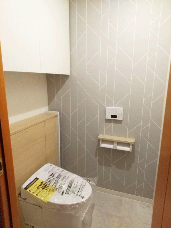 アクセントクロスで華やかなトイレ空間に変身 目黒区F様邸 アクセントクロスで華やかなトイレ空間に変身 目黒区F様邸